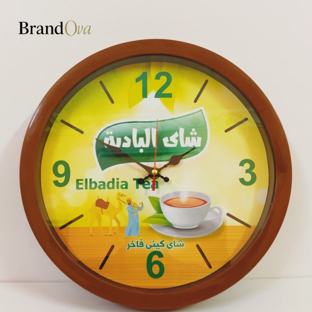 ساعة حائط مطبوع عليها شعار